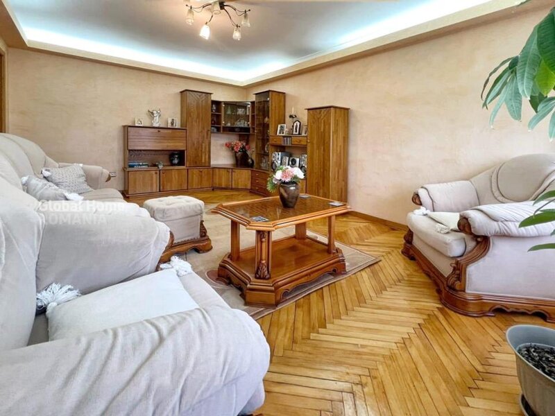 Decebal, apartament 4 camere, 101 mp, acces stradal, vedere mixta.