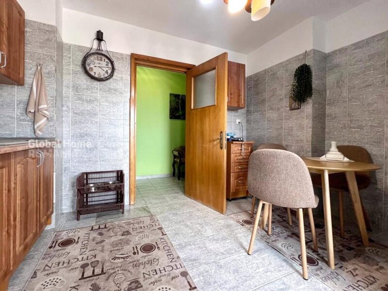 Decebal, apartament 4 camere, 101 mp, acces stradal, vedere mixta.
